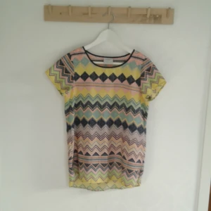  - Superfin fin tshirt/blus från Vero Moda Denim som aldrig använts! Säljes då den inte är min stil längre, är i nyskick.  Pris 40kr, kan skickas men då står köparen för frakt. Betalas med swish.