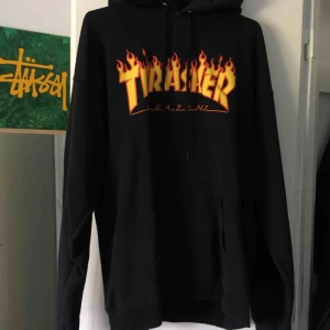  - Thrasher Hoodie Flame Säljer pga använder inte längre då jag har andra hoodies. Den är nytvättad därav tvättad en gång, annars är den i väldigt fint skick! Pris kan absolut diskuteras!