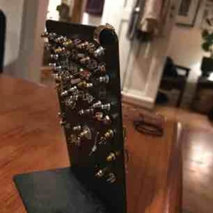  - Säljer ca 70 st diverse örhängen som jag samlat på mig under åren. Vissa är äkta silver, vissa inte. ”Stativet” medföljer i priset. 