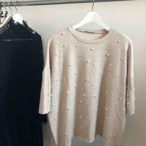 - Mjuk och härlig tröja i beige färg med pärlor på framsidan. Använd 1 gång, passar stl XS-M. Köparen betalar ev frakt.
