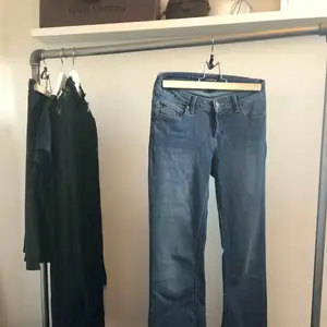 Sjukt snygga bootcut stretch jeans med hyfsat låg midja. Säljer pga att de är för små.