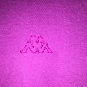  - En t-shirt från kappa, äkta är den! Funkar som s men även som m. Tröjan är lilla och är riktigt fin men tyvärr så passar den inte mig längre.