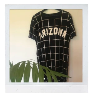  - Snygg t-shirt klänning från bikbok