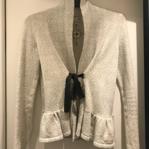  - Ljusgrå Odd Molly kofta i storlek 1/S.  Fint skick. Köparen betalar frakt 40 kr.