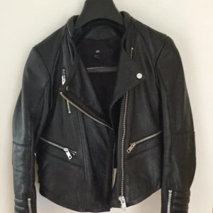  - H&M Trend läderjacka. 100% skinn. Som ny då den knappt är använd. Lite kortare bak. Superfina biker detaljer. Strl 38 men passar även en 36a. Nypris 1499:-.