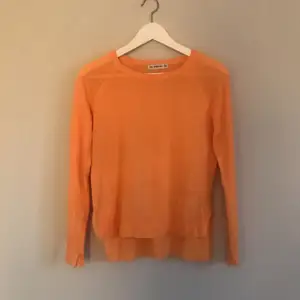 Jätteskön orange tunn stickad tröja. Som ny! Köparen betalar eventuell frakt! 