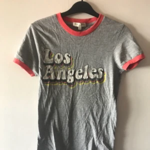  - Retro ”Los Angeles” t-shirt i grått med fina färgdetaljer i kragen och på trycket. I XS men sitter bra på mig som oftast är S. Gott skick. Pris kan diskuteras, tar Swish!