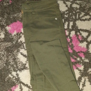  - Highwaisted byxor militärgröna med guld detaljer från Bikbok storlek xs. Använda max 2 gånger
