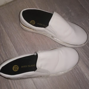  - River Island. Nästan som nya strl 36. Använda en gång.  Säljes billigt pga flytt/storrensning 