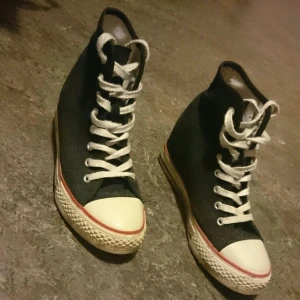  - Svart converse liknande sko med kilklack, änvänd ett fåtal gånger ej sliten sula säljs då dom inte kom till användning Storlek 37