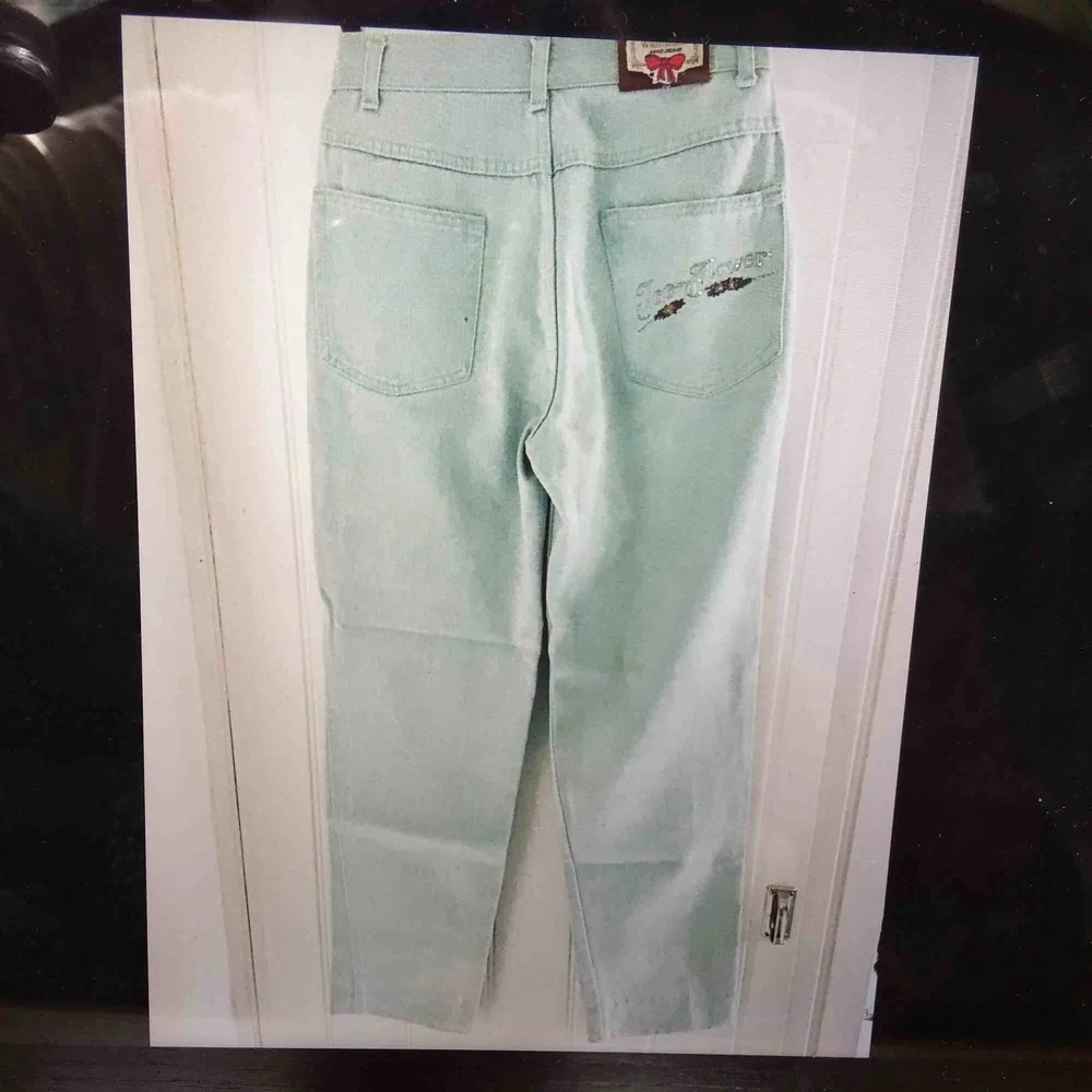 Snygga mum-jeans från wampum! Köpta på en loppis, nyskick! Sitter jättenyggt! Midjan är ganska liten, men de är ganska stora i låren, så skulle säga att de är en XS/S i midjan och M vid höfterna/låren.. Jeans & Byxor.