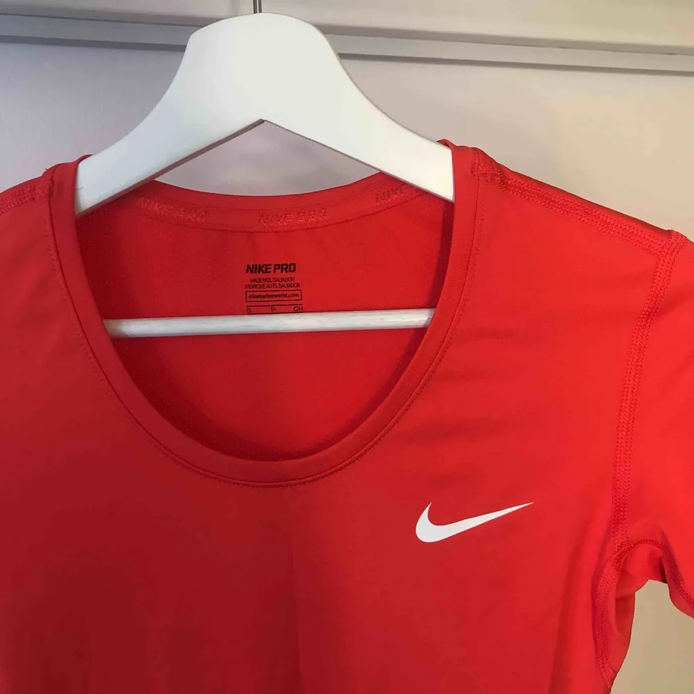 Helt oanvänd träningsstopp från Nike i storlek S . T-shirts.