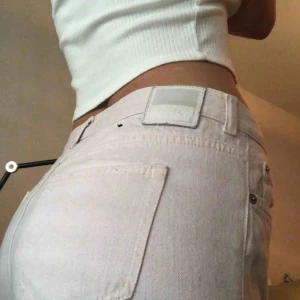  - Ljusrosa jeans från weekday, mellanhöga i midjan och rätt korta, skulle uppskatta att de är kanske längd 28 (jag på bilden är 173 cm lång). Strl 27/28. Kan skicka mått! Fraktas eller möts upp i Sthlm 🌹