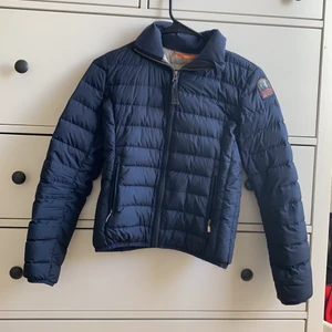 Parajumper höst jacka  - En jätte fin tunn dun parajumer jacka som köptes i våras jätte bra skick och håller värmen jätte bra. Den är i strl Y-S vilket är 152. Den är äkta och är köpt på Kidsbrandstore för ca 1500kr på rean💙 