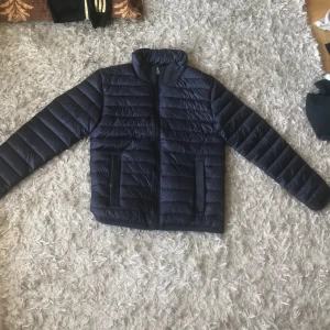 Hugo boss kopia - OBS! KOPIA. Aldrig andvänd. Märket på axeln sitter väldigt löst. Går att sy på eller ta bort