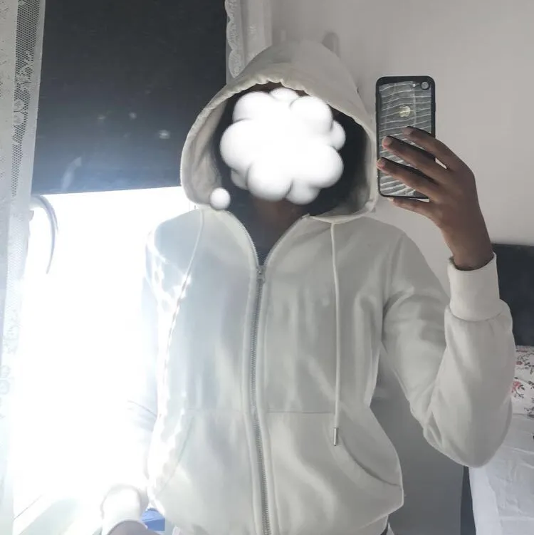 Säljer denna skit snygga zip up hoodie från hm i storlek XS men passar mig som är XS/S. Säljer då den inte kommer till användning, frakt betalas av köparen😊. Hoodies.