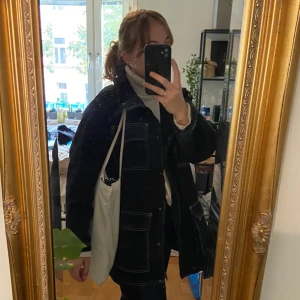 Svart jacka - Intressekoll på min svarta ocersized jacka med vita sömmar. Köpt förra vintern på PULL&BEAR och använd en vinter men i bra skick och inga slitningar. Väldigt varm och skön till vintern och rymmer mycket i fickorna. Säljer endast vid bra bud då jag tycker om den mycket. Skriv privat om du är intresserad💞 (pris kan diskuteras)