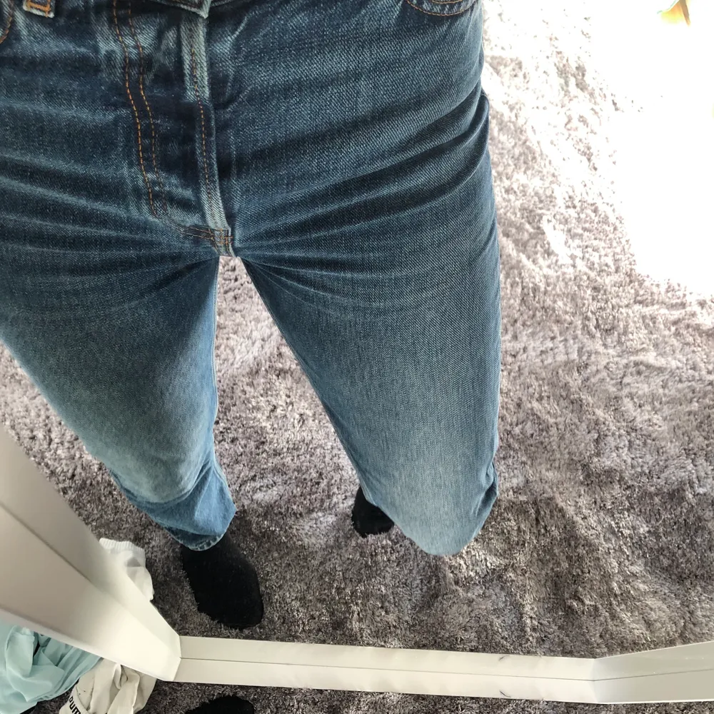 Snygga mörkblåa jeans från & other stories, köptes för 1 år sen men inte använda så mycket. De köptes för 690kr men säljer för 300 ink frakt. Det är i bra skick och har en najs passform med mellan hög midja och långa ben.. Jeans & Byxor.