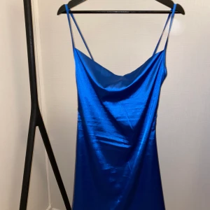 Blå sidenklänning  - Blå sidenklänning från Missguided
