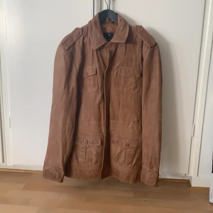 Läderjacka - Brun snygg läderjacka sol är rymlig så man får plats med tjockare kläder under jacka. 