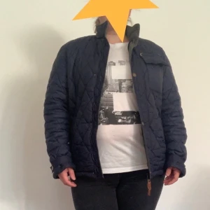Esprit höst/ vårjacka - En lite tjockare till hösten och våren av märke Esprit i marinblå med ett märke på ryggen som inte märks om man int letar efter det. Utöver det en mycket snygg jacka. 