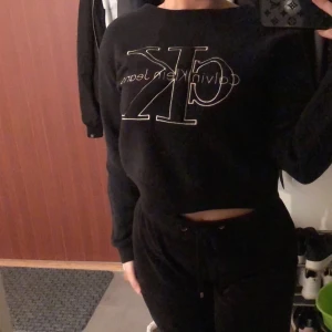 Calvin Klein tröja - Äkta Calvin Klein tröja i storlek XS, endast använd 3-4 gånger så den är precis som ny. Köptes för 1200kr säljer för 450 + frakt.