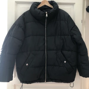 Dunjacka H&M - Säljer min dunjacka som är 1 år gammal ( i fakedun), från H&M. Jackan är i storlek M och sitter bra på mig som vanligtvis är en S. Jackan  är i gott skick. Kan mötas i Stockholm eller skickas mot betalad frakt. 