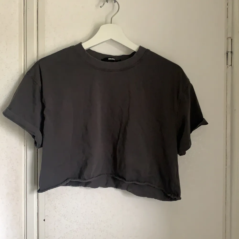 En croppad T-shirt från Bikbok, i en jättefin grå färg. Storlek L, passar S. . Toppar.