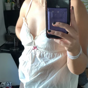 Odd Molly linne - Världens sötaste linne från Odd Molly🥺 Passar verkligen till allt då det är vitt!!