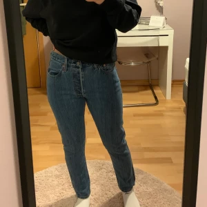 Levi’s - Levi’s mom jeans i stl W29 L28. Jeansen faller inte mig i smaken & är därmed aldrig använda. Jag är 168 cm & stl 38 till referens.