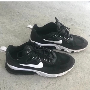 Nike Air Max 270 React - Nike Air Max 270 React. Herr, storlek 42. Mycket sparsamt använda. Nypris ca 1400kr.  säljes för 450
