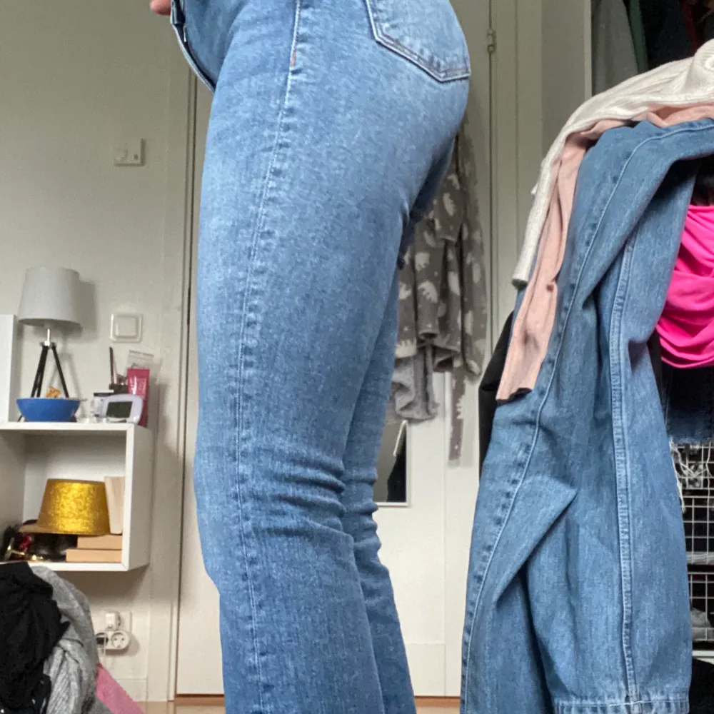 Skitsnygga jeans ifrån zara, säljer då de tyvärr inte kommer till användning :/, sparsamt använda. Säljer för 150 + frakt som köparen står för 💕💕. Jag är 170 ungefär och de passar mig bra :) buda i kommentarerna . Jeans & Byxor.