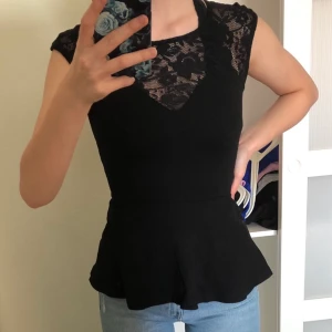 Spets t-shirt - Svart t-shirt med spets från gina tricot, storlek xs men skulle även passa någon med s. Bra skick. Endast använd typ 2 gånger! 🤍