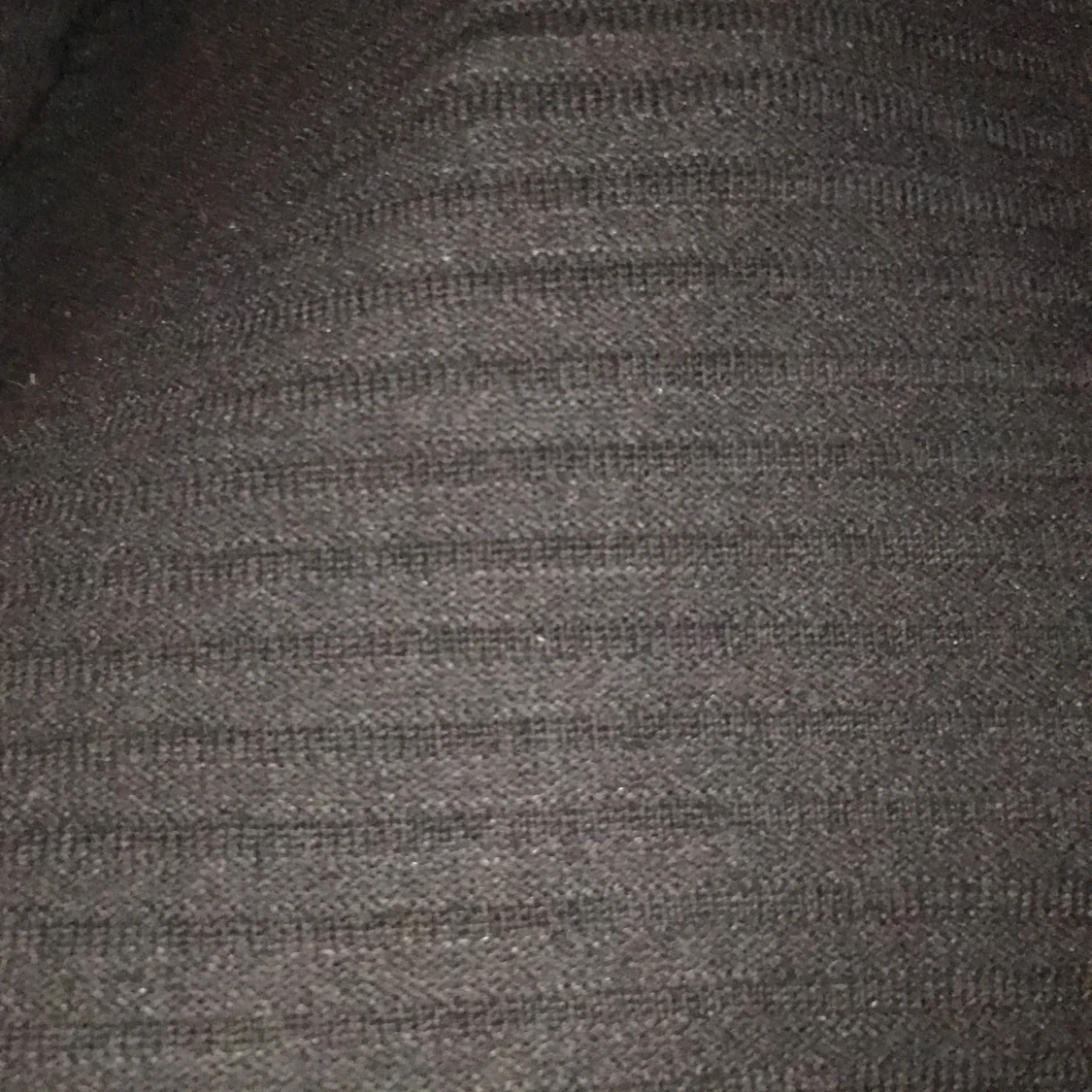 En långärmad tröja svart med svarta ränder - 90