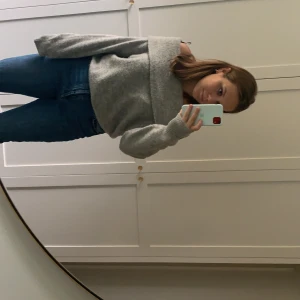 Stickad grå tröja  - Stickad tröja från hm med offshoulder. Jätte mysig, stilren och i väldigt bra skick. Använd en del och köpt för ca 1 år sedan men i nyskick ändå! Säljs pga att jag behöver pengar och denna inte har används så mycket av mig på närmaste tiden. Pris kan diskuteras då jag vill ha den såld. Storleken är XS men funkar perfekt för mig som är en M så tror den funkar från XS-M. Tror att jag köpte den för 400 kr.