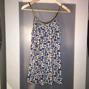  - Långt (på mig som är kort) linne från märket Rampage. Använd endast en gång :) 