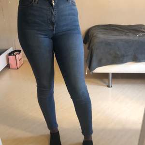 Snygga bikbok jeans. Köptes förra året, knappast använda säljer de för jag gillar inte hur de sitter på min kropp. Jeansen är i storlek M däremot är de mycket stretchiga. Byxorna tvättas innan de blir skickade. Köptes för 400kr. Står ej för frakt 