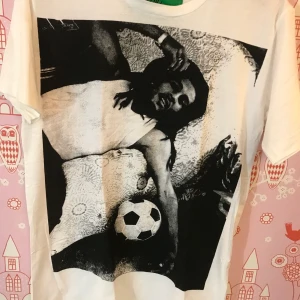 Bob Marley Tee stl M-L - Helt ny Bob Marley Tee i storlek M-L, 71 lång, 48cm bred. Jag är 170cm och 70kg tung, den sitter perfekt på mig. Smidigast är att hämta på plats, men kan skickas.