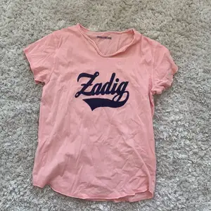En rosa t shirt med Zadig trycket på! Aldrig använt nypris 800kr