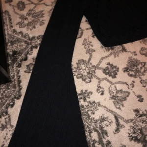 Svart/blå topp - Svart/blå topp i storlek 34🌟 ribbat material