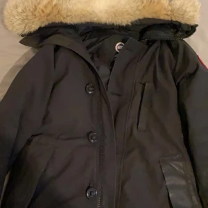 Canasta Goose jacka - Äkta canda goose jacka endast använd 2 vintrar. Köpt för 10.000kr. Skriv om du undrar något 👍🏼 Många intresserade så högst bud vinner - budet startar på 2000kr ( budet ligger på 2300kr )