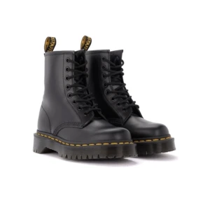 Dr. Martens  - Tänkte kolla om intresset finns för ett par dr. Martens. Knappt använda, strl 38. Ni ser mina på bild tre! Nypris 2.200kr men kan tänkte mig att sälja dem för 1.200 + frakt! 