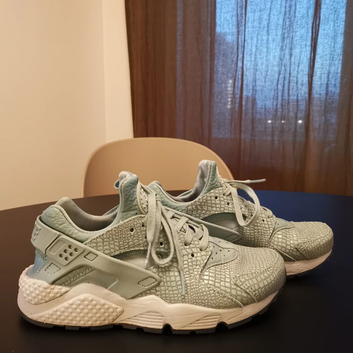 Nike huarache ljusblå ormskinn