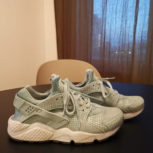 Nike huarache ljusblå ormskinn - Snygga Nike skor, använda ett fåtal gånger. Fint skick. Storlek 38. Skön passform. Finns i Malmö. 