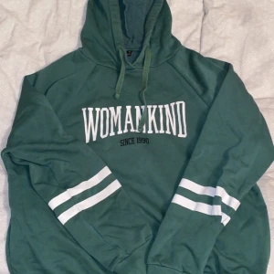 Ginatricot  - Den är lite kort och lite liten för sin storlek. Passar bäst som en L 