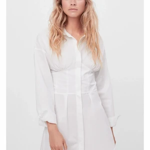 Klänning från Bershka - Säljer denna ursnygga klänningen från Bershka, köpte den i fel storlek och glömde att returnera den i tid. Den är i XS och köpte den för 360kr men säljer för 200kr + frakt (kan även mötas upp)☺️