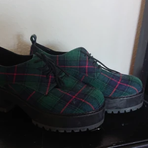 Gröna/röd rutiga platåskor - Travliga skor i storlek 39. Enkla att gå i och att ta på sig. Använda några gånger. 