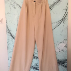 Palazzo byxor från Mango ’MNG’ - Rena fina, använd fåtal gånger. Storlek 36 på bilden har ett par i storlek 40 även 🙂