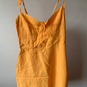 Orange klänning från Berskha. Storlek 36. Aldrig använd,   köpt för 400, säljer för 100