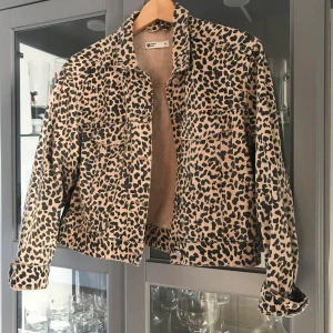 Leopard jeansjacka  - Jätte fin jeansjacka från Gina tricot i Strl M. 